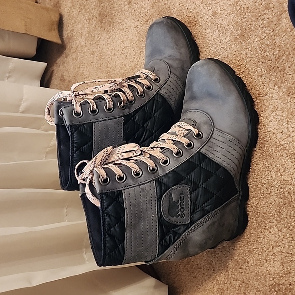 Sorel Women's Gray Quilted Lace-Up Wedge Ankle Boots with Pink Laces